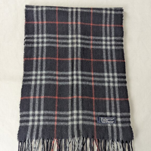 Burberrys Lambswool Scarf Black – Unisex Classic Check – Pre-Owned – Cozy Luxury - Picture 5 of 9